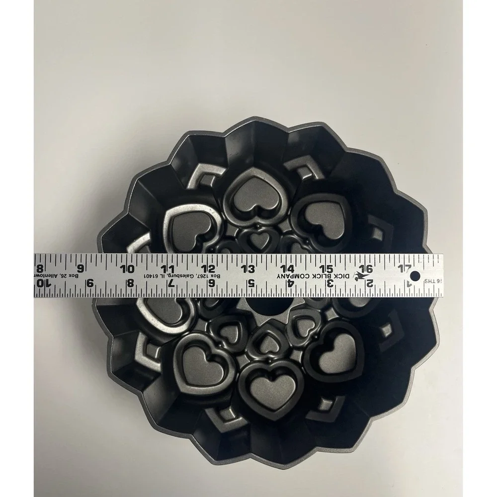 Wilton Sweet Love Heart Bundt Baking Pan 3D ‎ 9